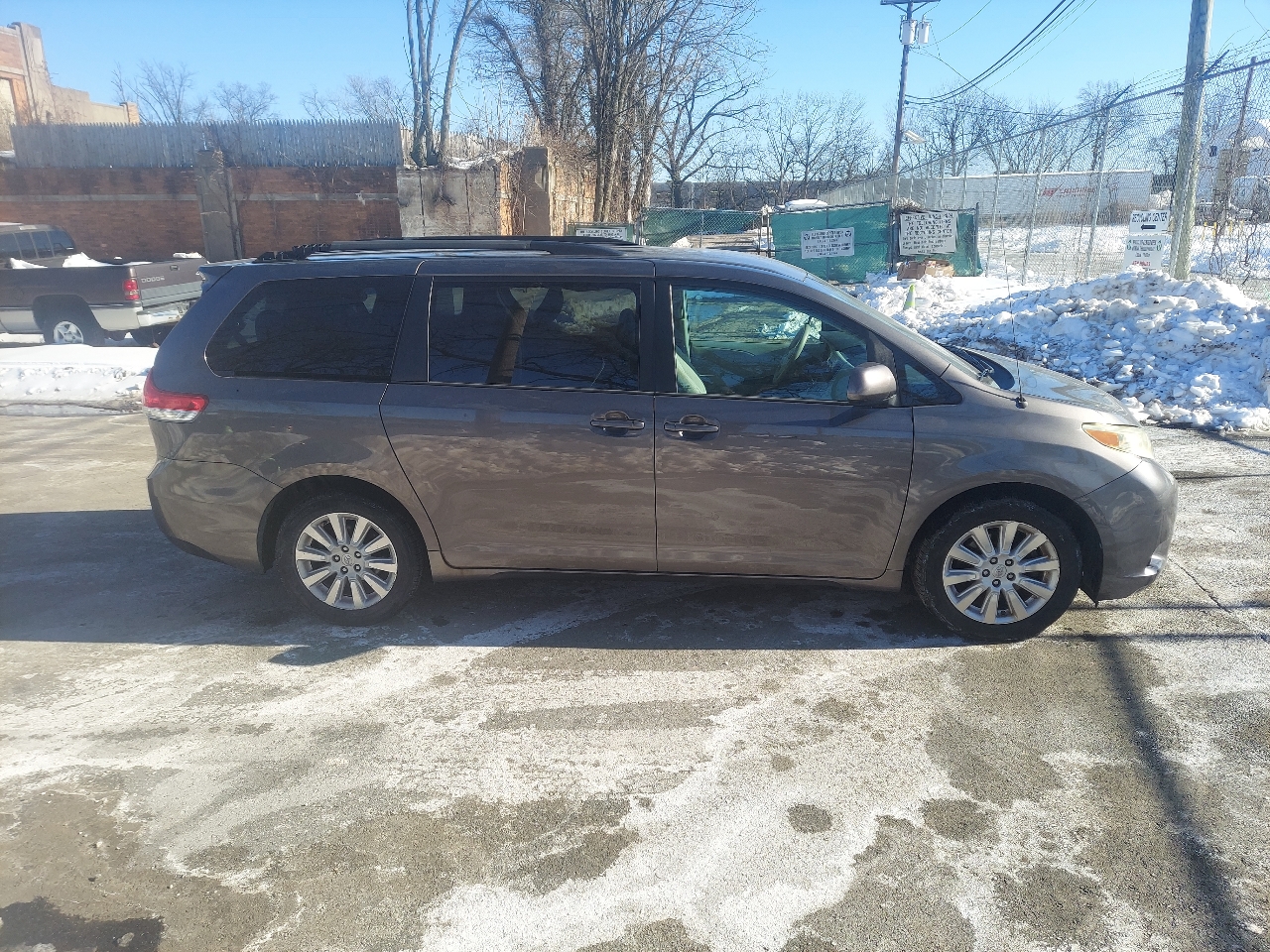 Toyota Sienna 5dr 7-Pass Van V6 LE AWD (Natl) 2013