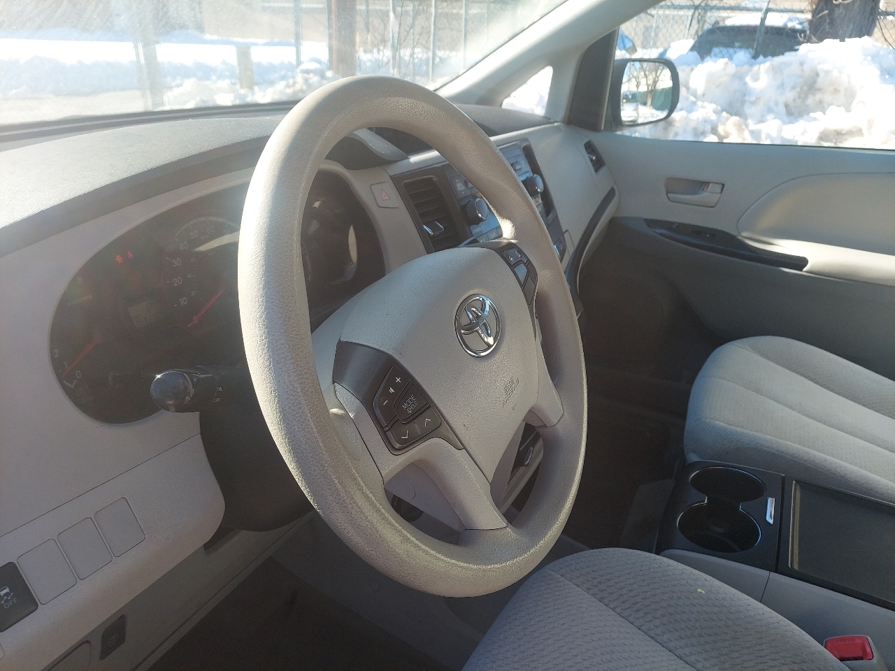 Toyota Sienna 5dr 7-Pass Van V6 LE AWD (Natl) 2013