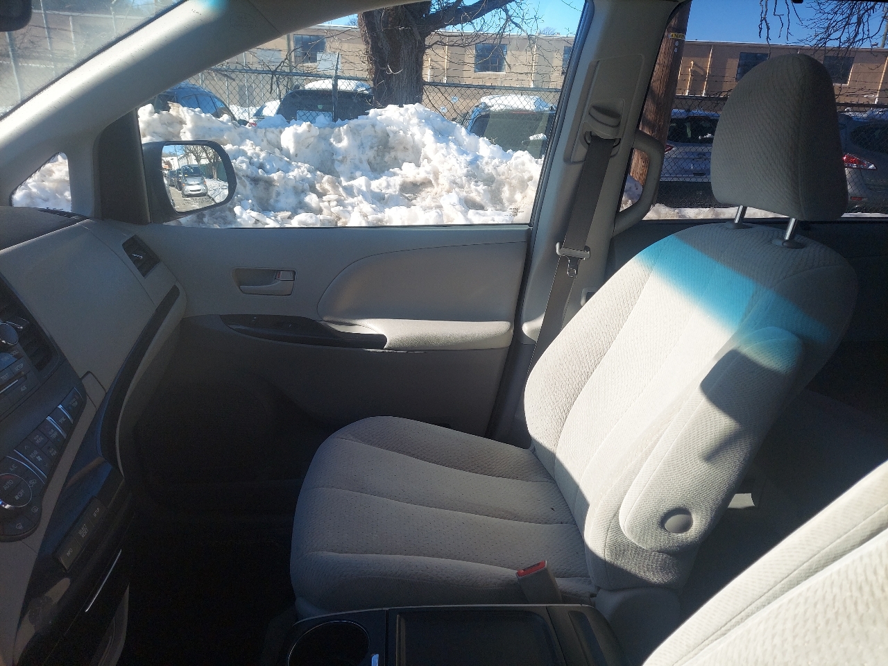 Toyota Sienna 5dr 7-Pass Van V6 LE AWD (Natl) 2013