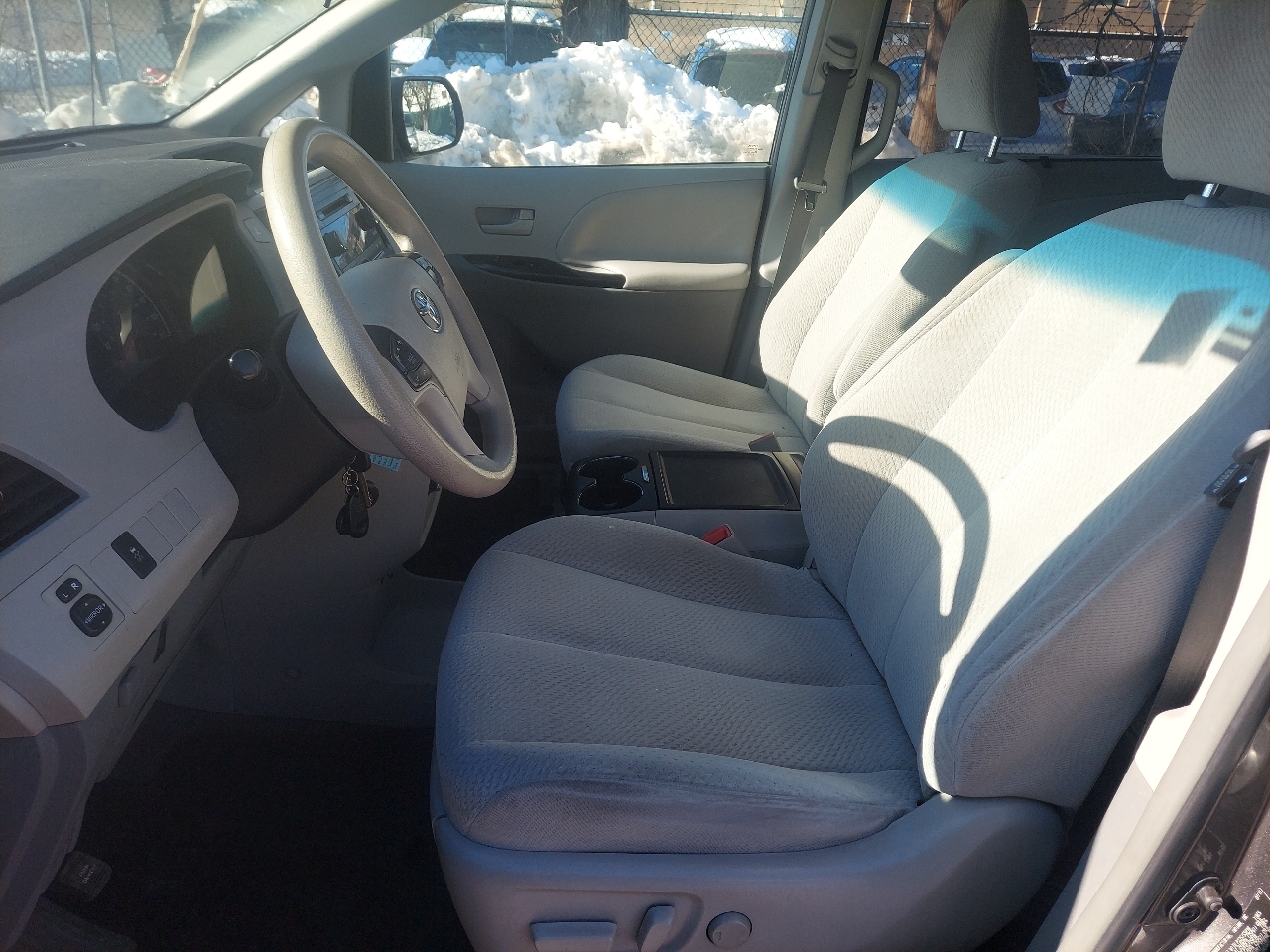 Toyota Sienna 5dr 7-Pass Van V6 LE AWD (Natl) 2013