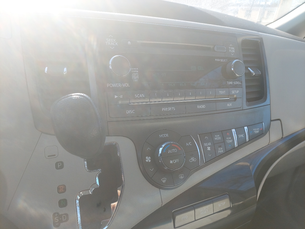 Toyota Sienna 5dr 7-Pass Van V6 LE AWD (Natl) 2013