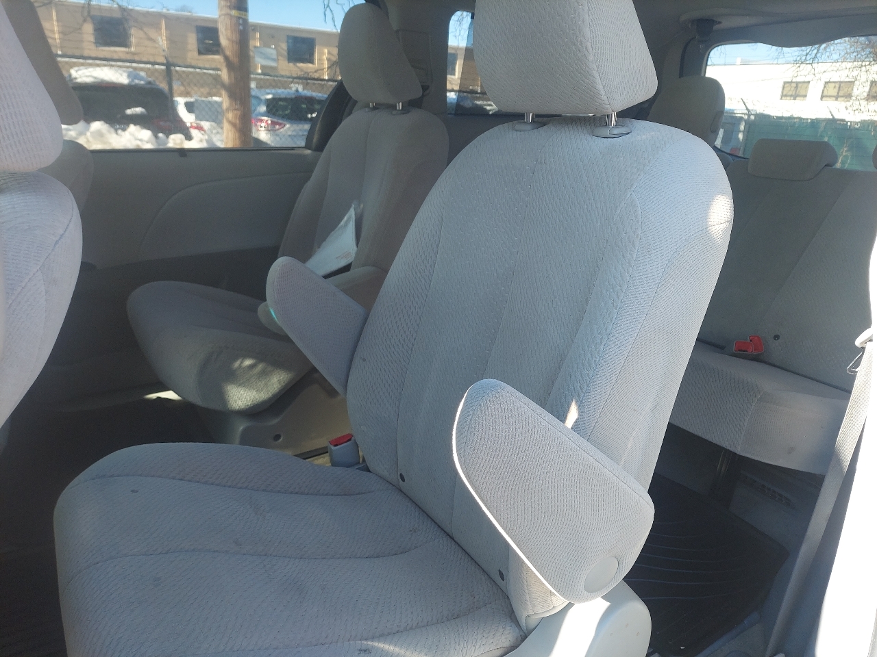 Toyota Sienna 5dr 7-Pass Van V6 LE AWD (Natl) 2013