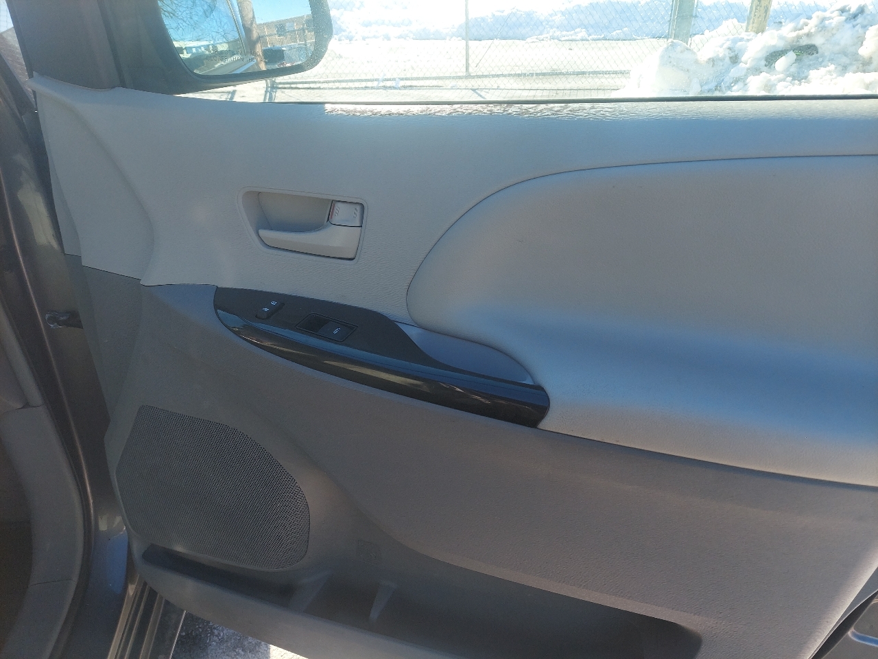 Toyota Sienna 5dr 7-Pass Van V6 LE AWD (Natl) 2013