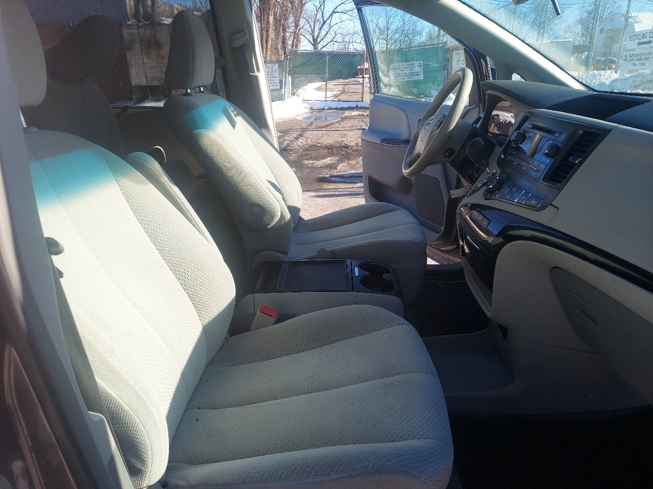 Toyota Sienna 5dr 7-Pass Van V6 LE AWD (Natl) 2013