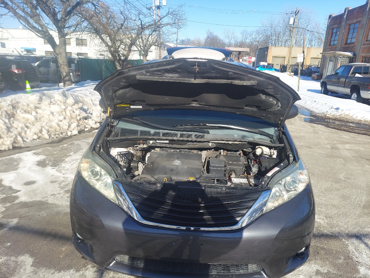 Toyota Sienna 5dr 7-Pass Van V6 LE AWD (Natl) 2013