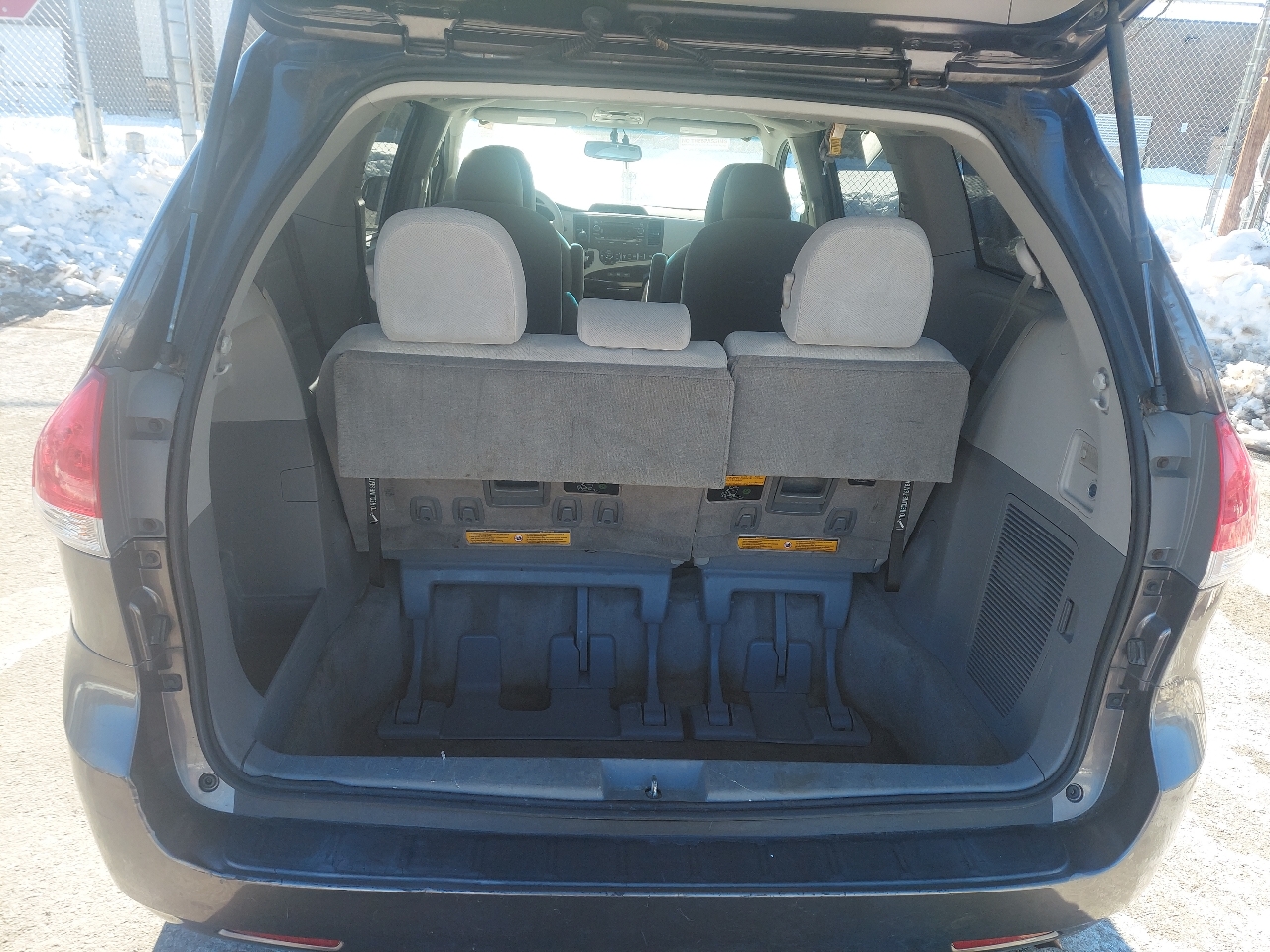 Toyota Sienna 5dr 7-Pass Van V6 LE AWD (Natl) 2013