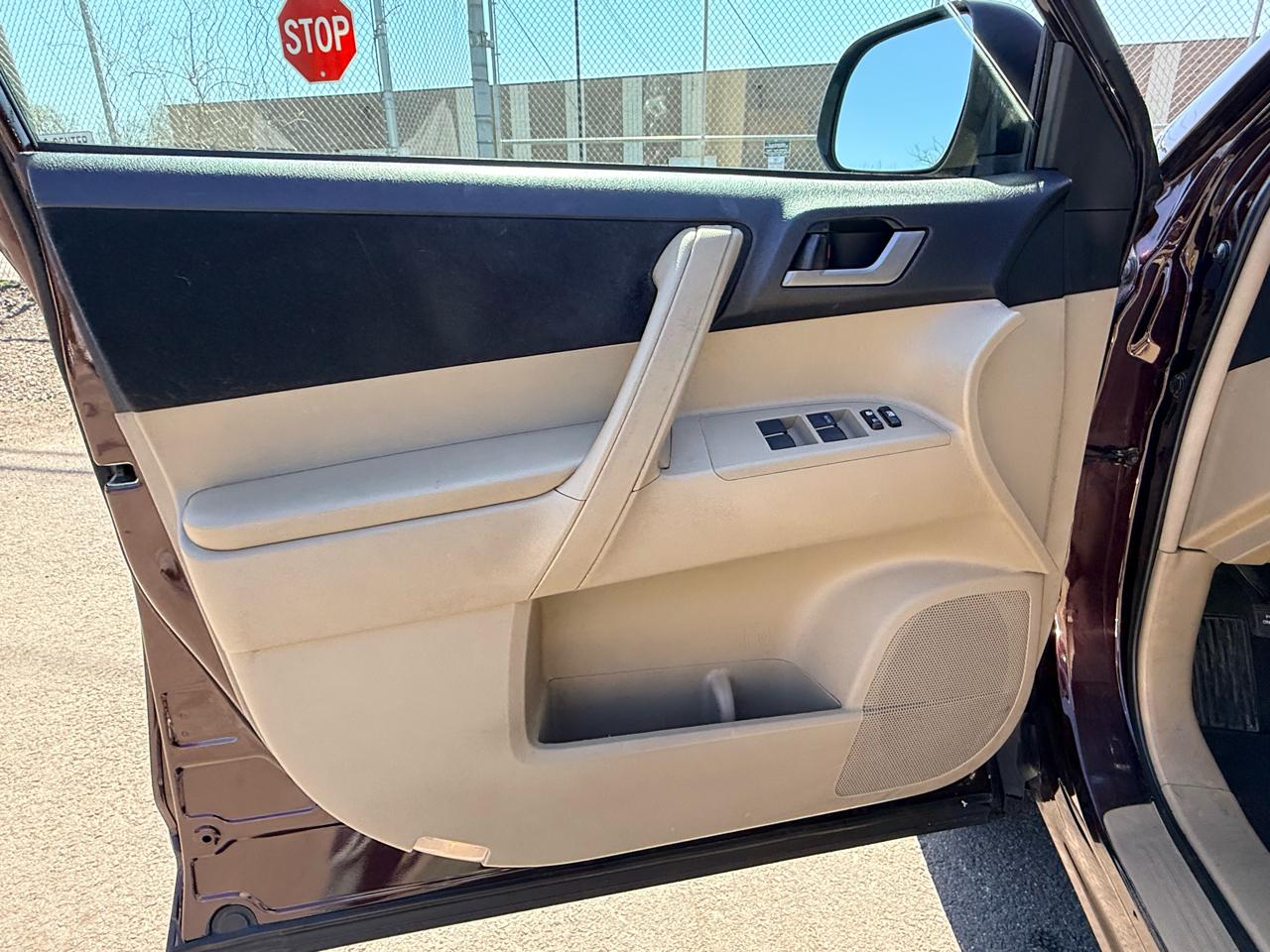 Toyota Highlander 4WD 4dr V6 (Natl) 2013