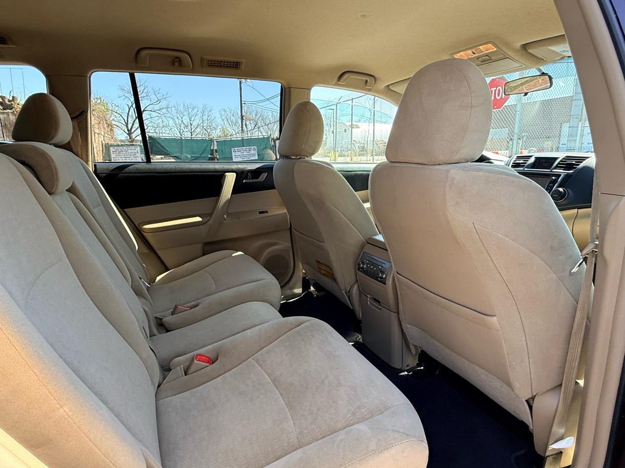 Toyota Highlander 4WD 4dr V6 (Natl) 2013