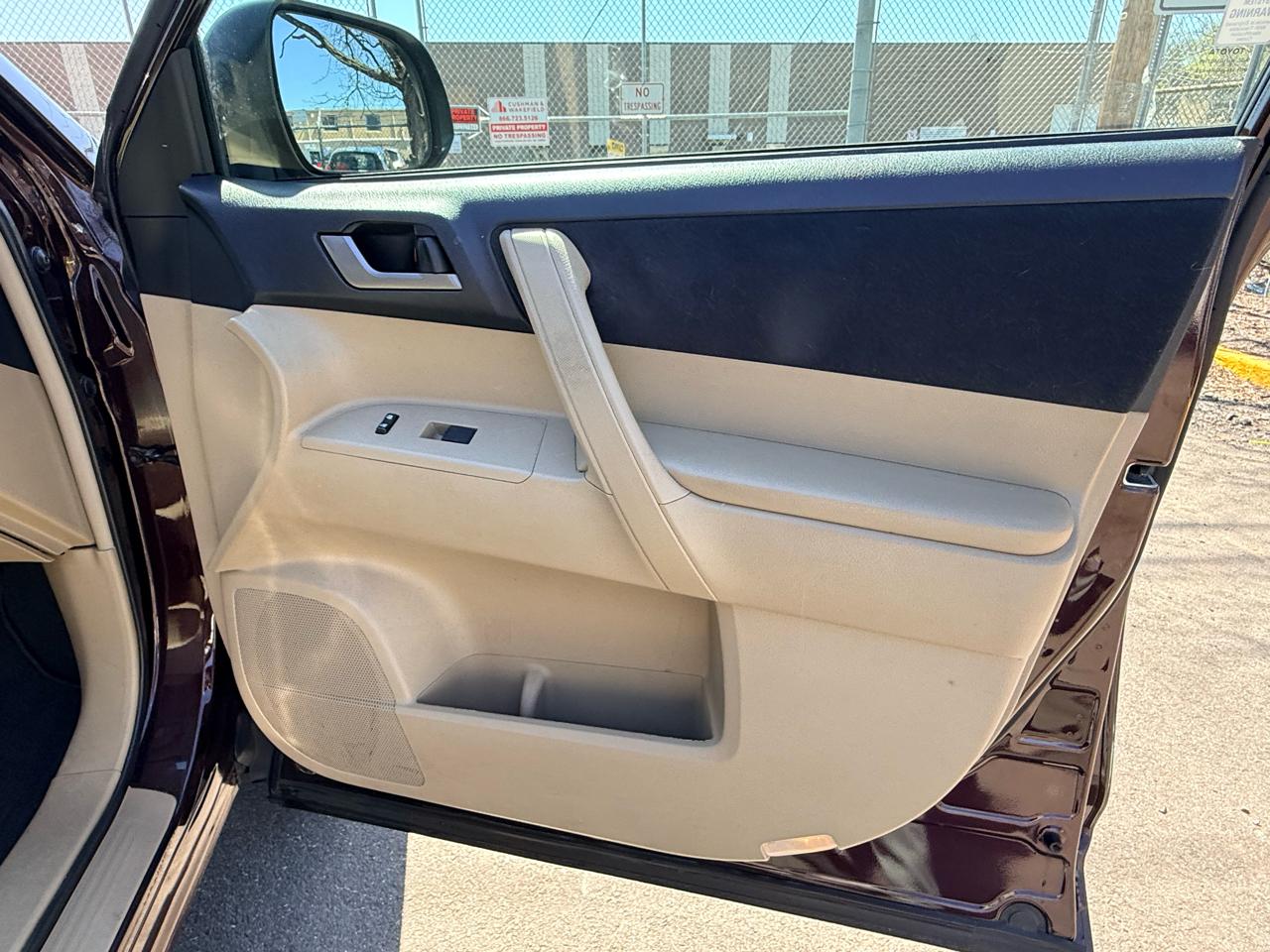 Toyota Highlander 4WD 4dr V6 (Natl) 2013