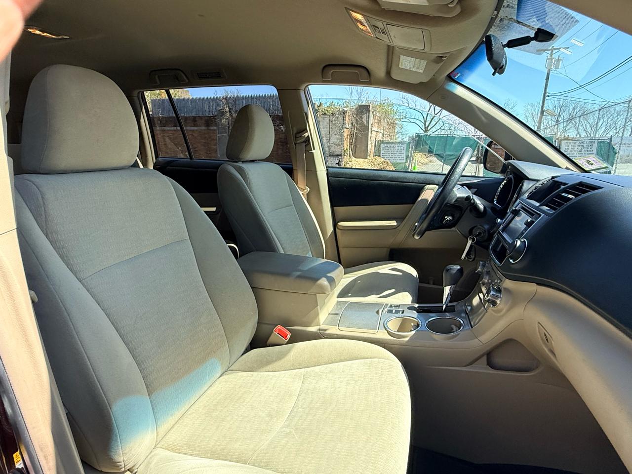 Toyota Highlander 4WD 4dr V6 (Natl) 2013