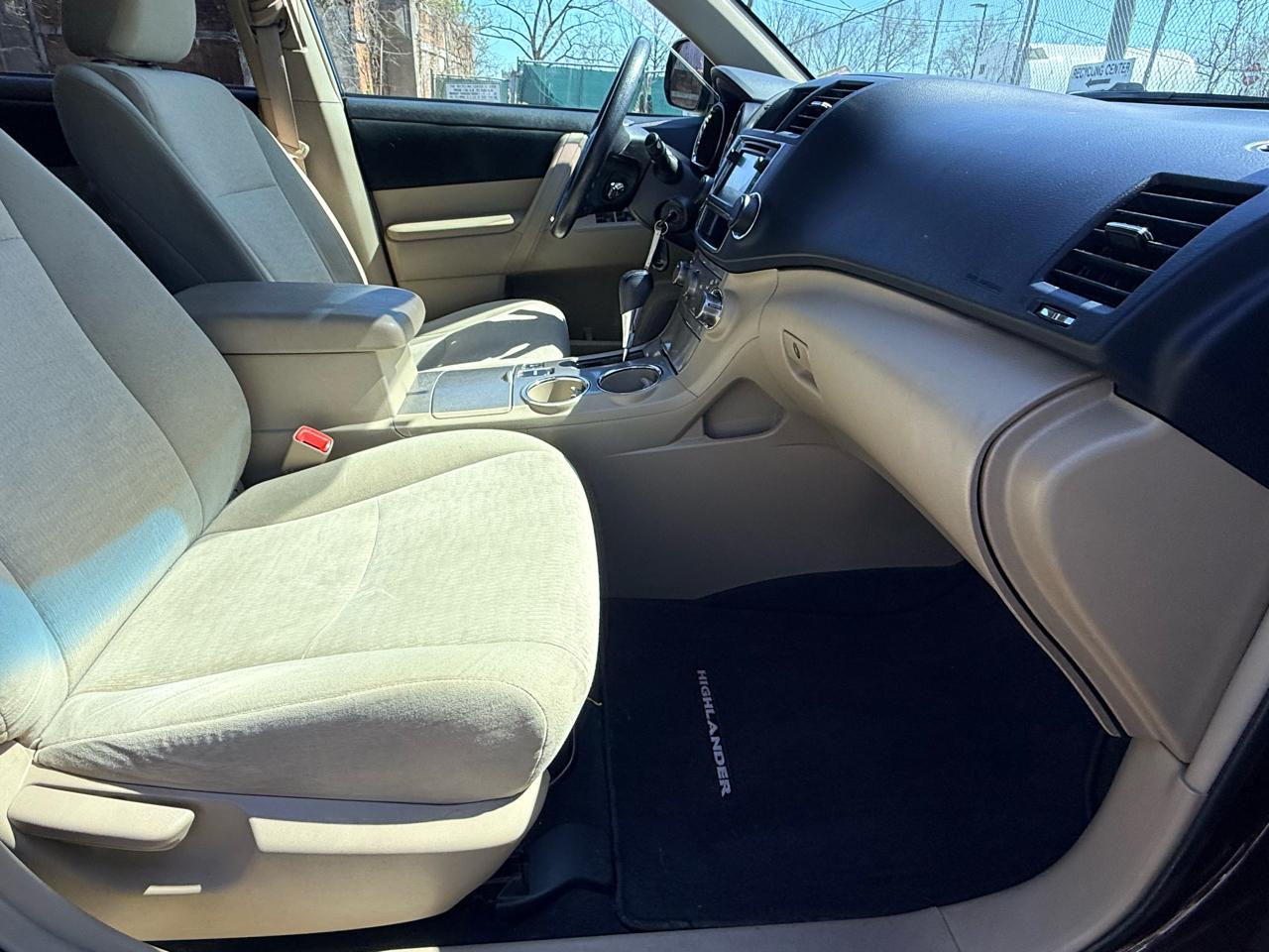 Toyota Highlander 4WD 4dr V6 (Natl) 2013