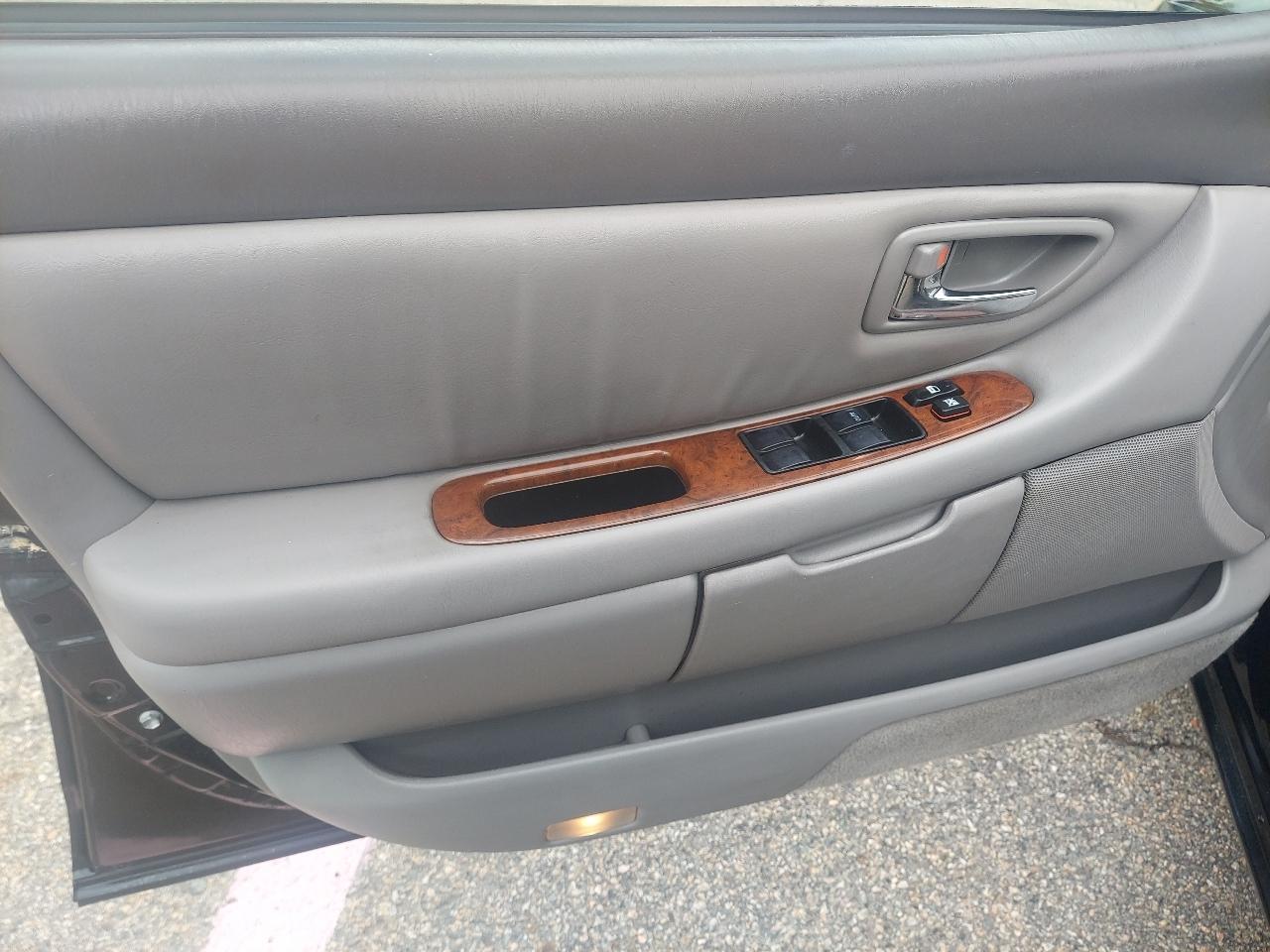 Toyota Avalon 4dr Sdn XLS w/Bench Seat (Natl) 2004