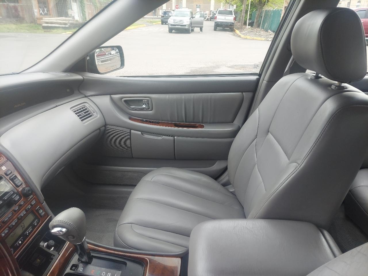 Toyota Avalon 4dr Sdn XLS w/Bench Seat (Natl) 2004