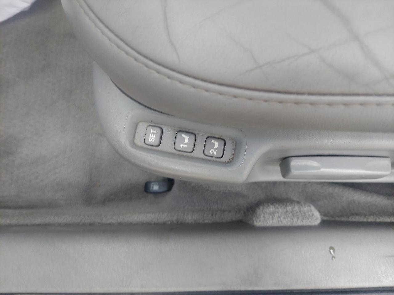 Toyota Avalon 4dr Sdn XLS w/Bench Seat (Natl) 2004