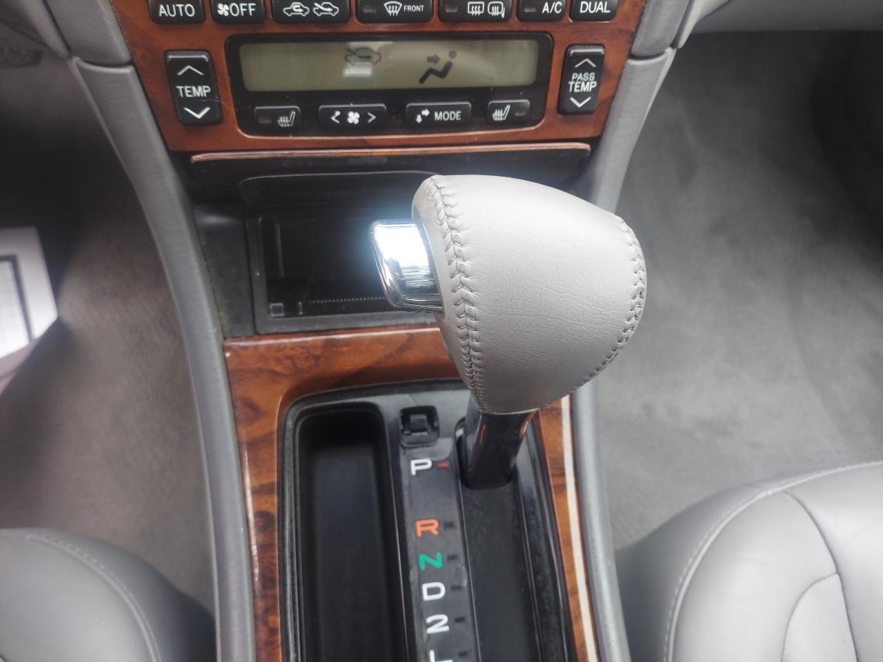 Toyota Avalon 4dr Sdn XLS w/Bench Seat (Natl) 2004