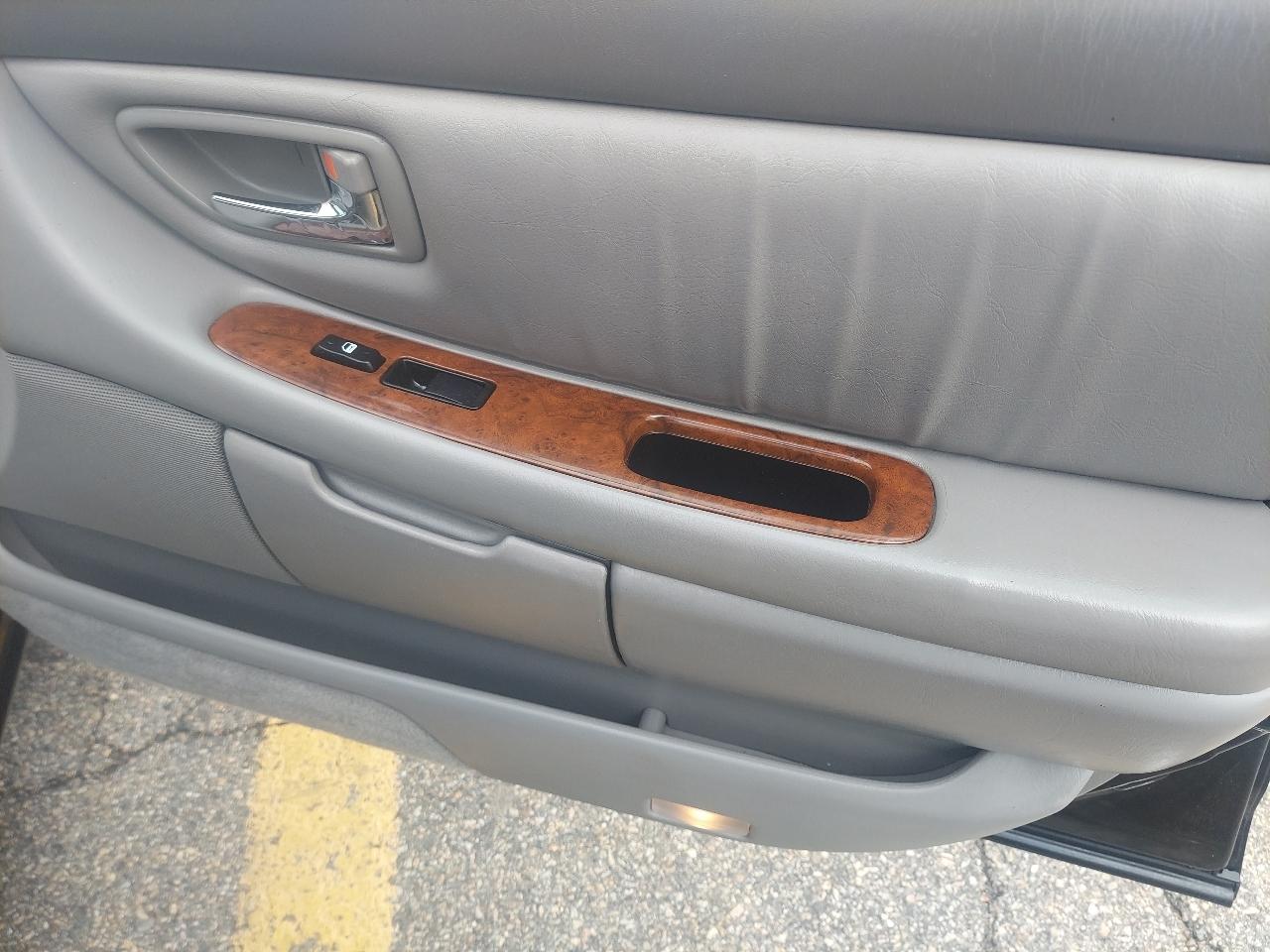 Toyota Avalon 4dr Sdn XLS w/Bench Seat (Natl) 2004