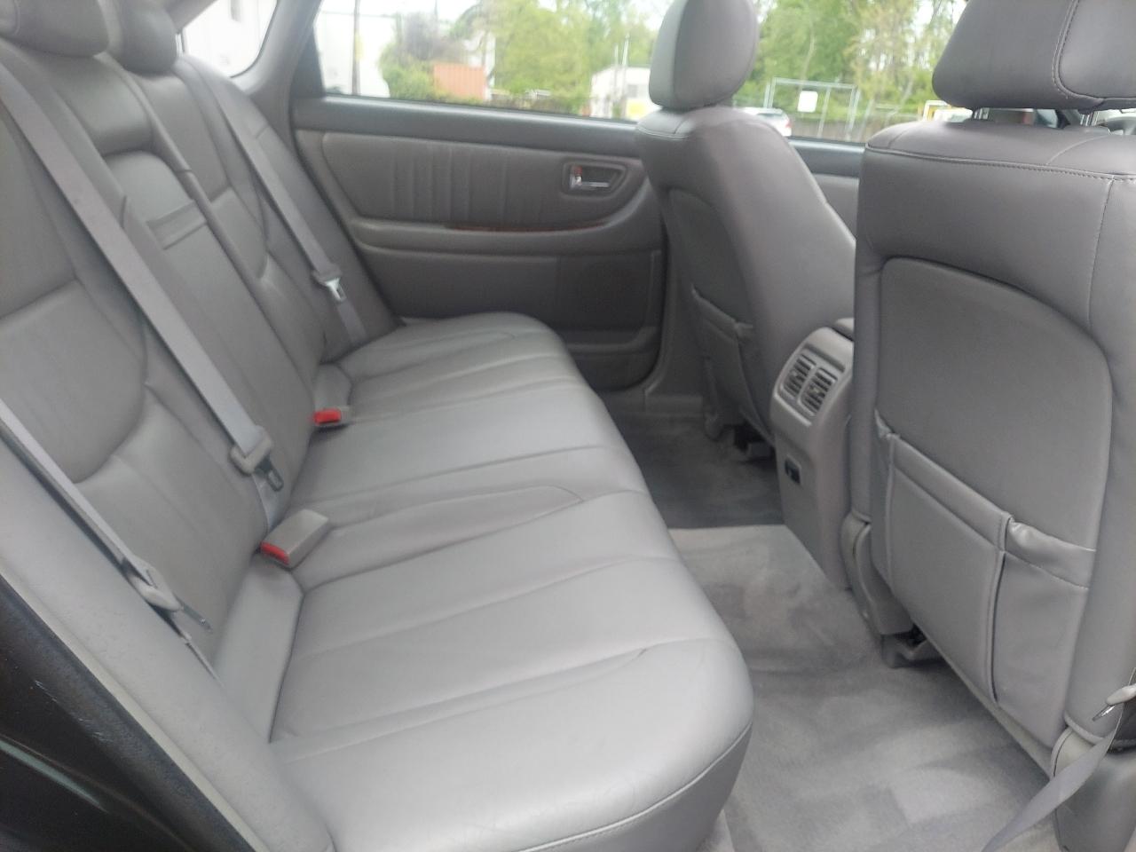 Toyota Avalon 4dr Sdn XLS w/Bench Seat (Natl) 2004