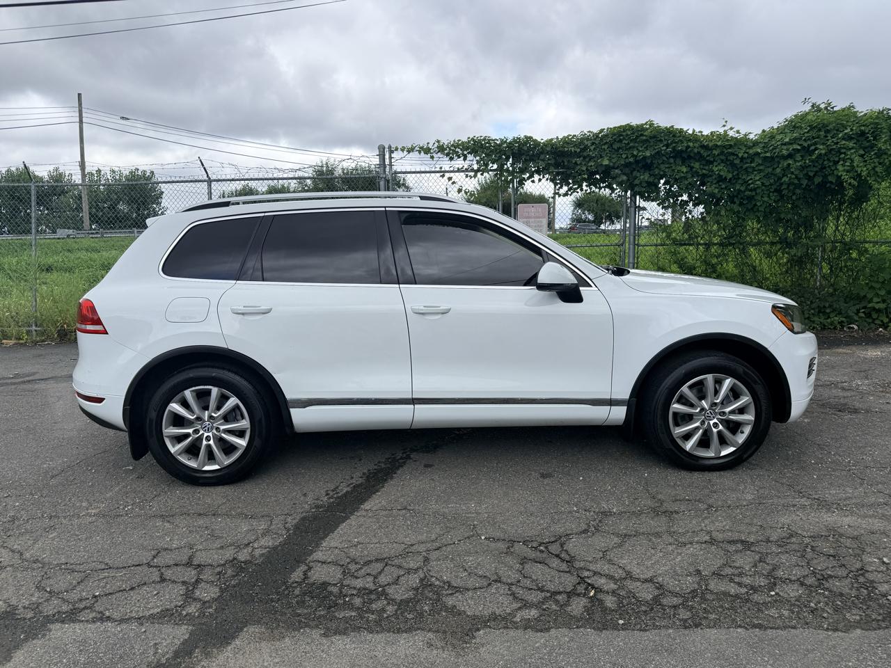 Volkswagen Touareg 4dr 3.6L Sport w/Nav 2014