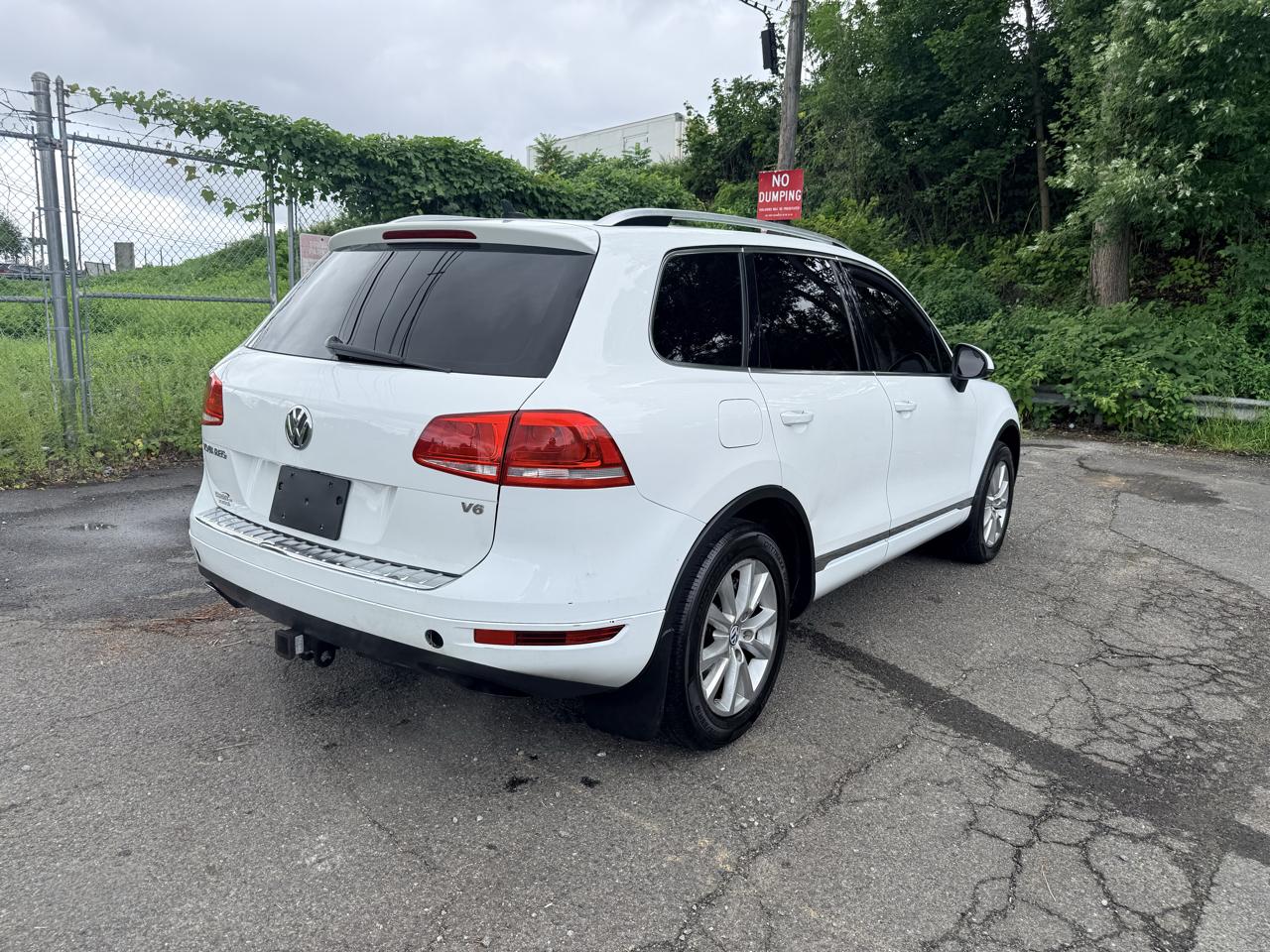 Volkswagen Touareg 4dr 3.6L Sport w/Nav 2014