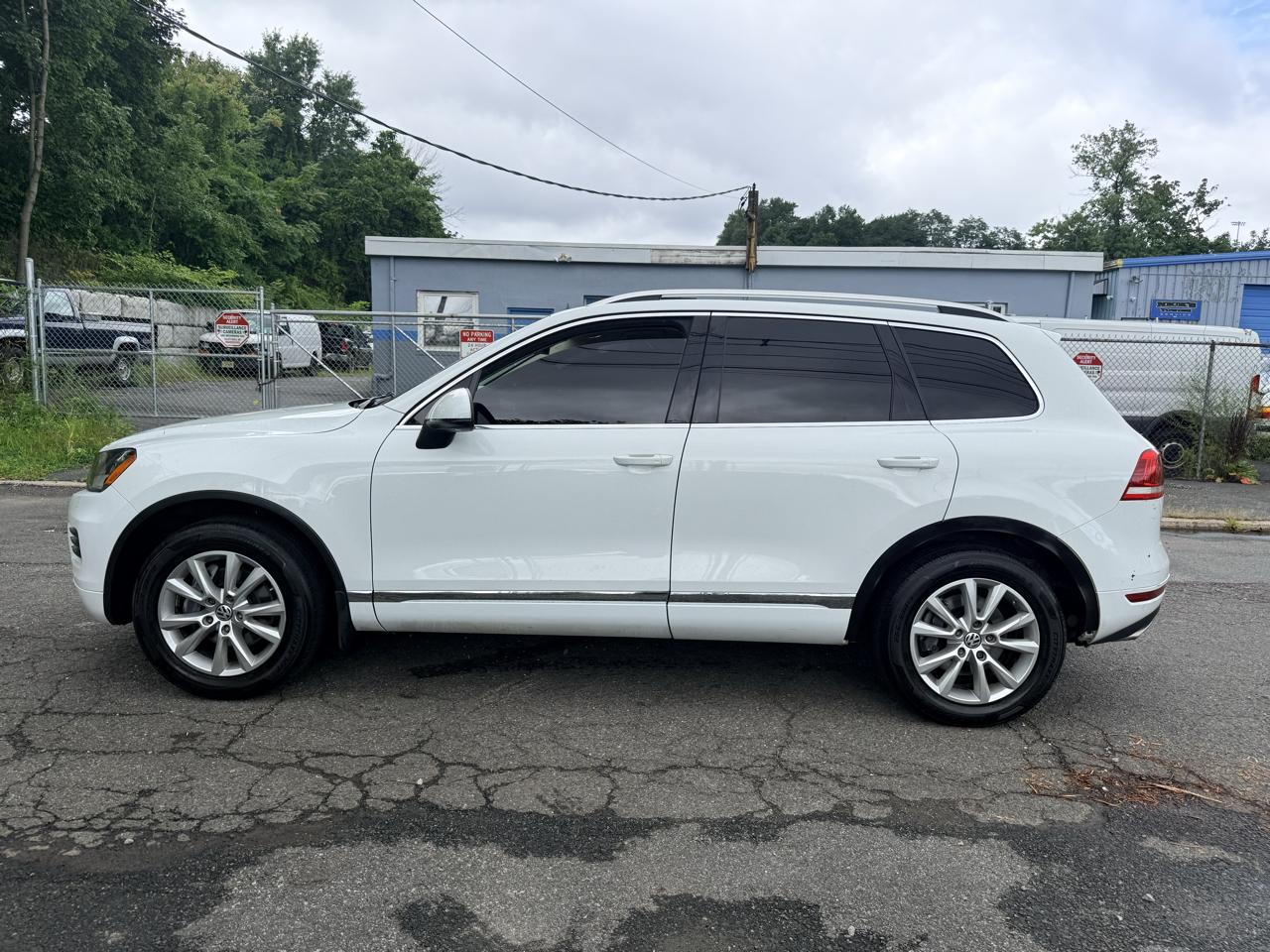 Volkswagen Touareg 4dr 3.6L Sport w/Nav 2014