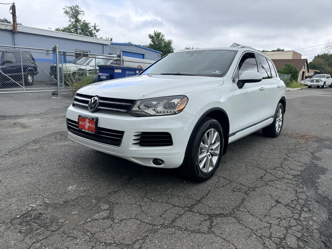 Volkswagen Touareg 4dr 3.6L Sport w/Nav 2014