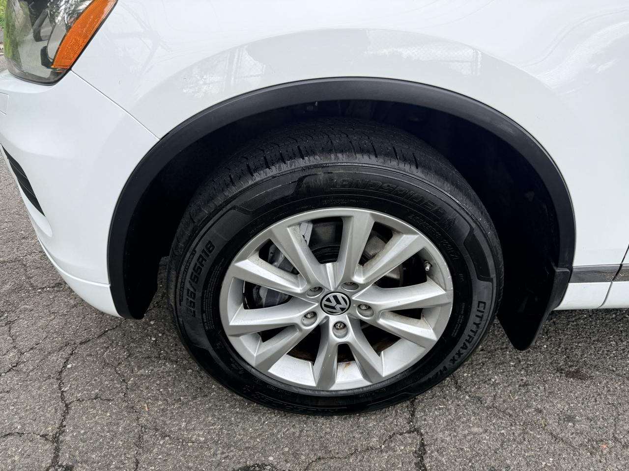 Volkswagen Touareg 4dr 3.6L Sport w/Nav 2014