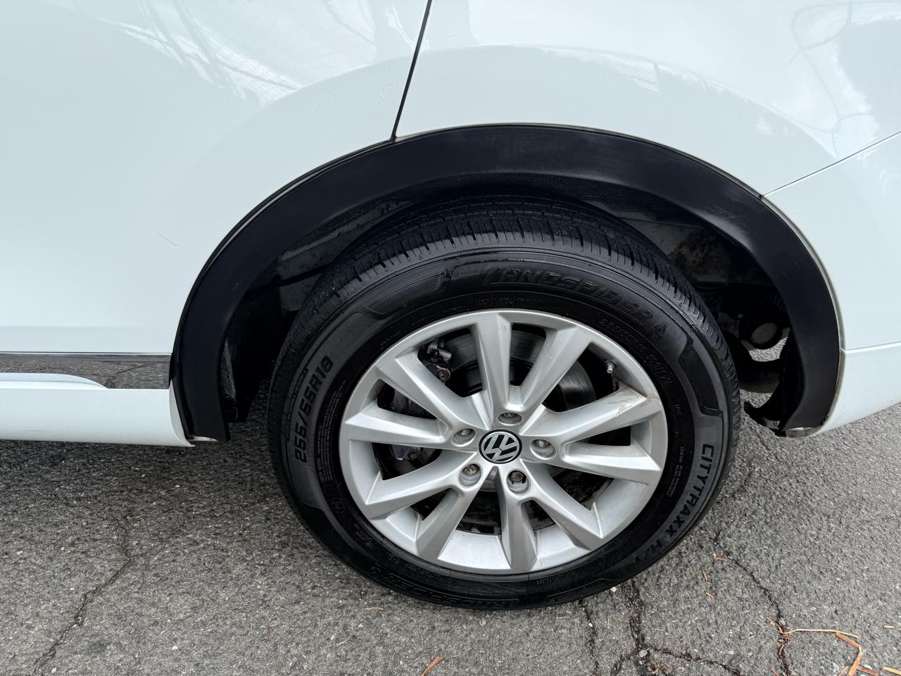 Volkswagen Touareg 4dr 3.6L Sport w/Nav 2014