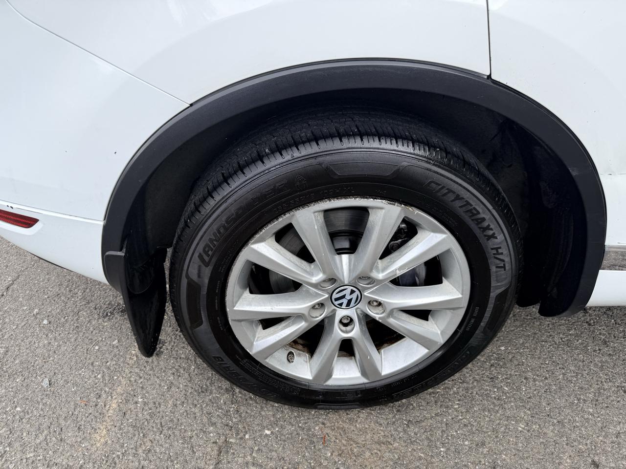 Volkswagen Touareg 4dr 3.6L Sport w/Nav 2014