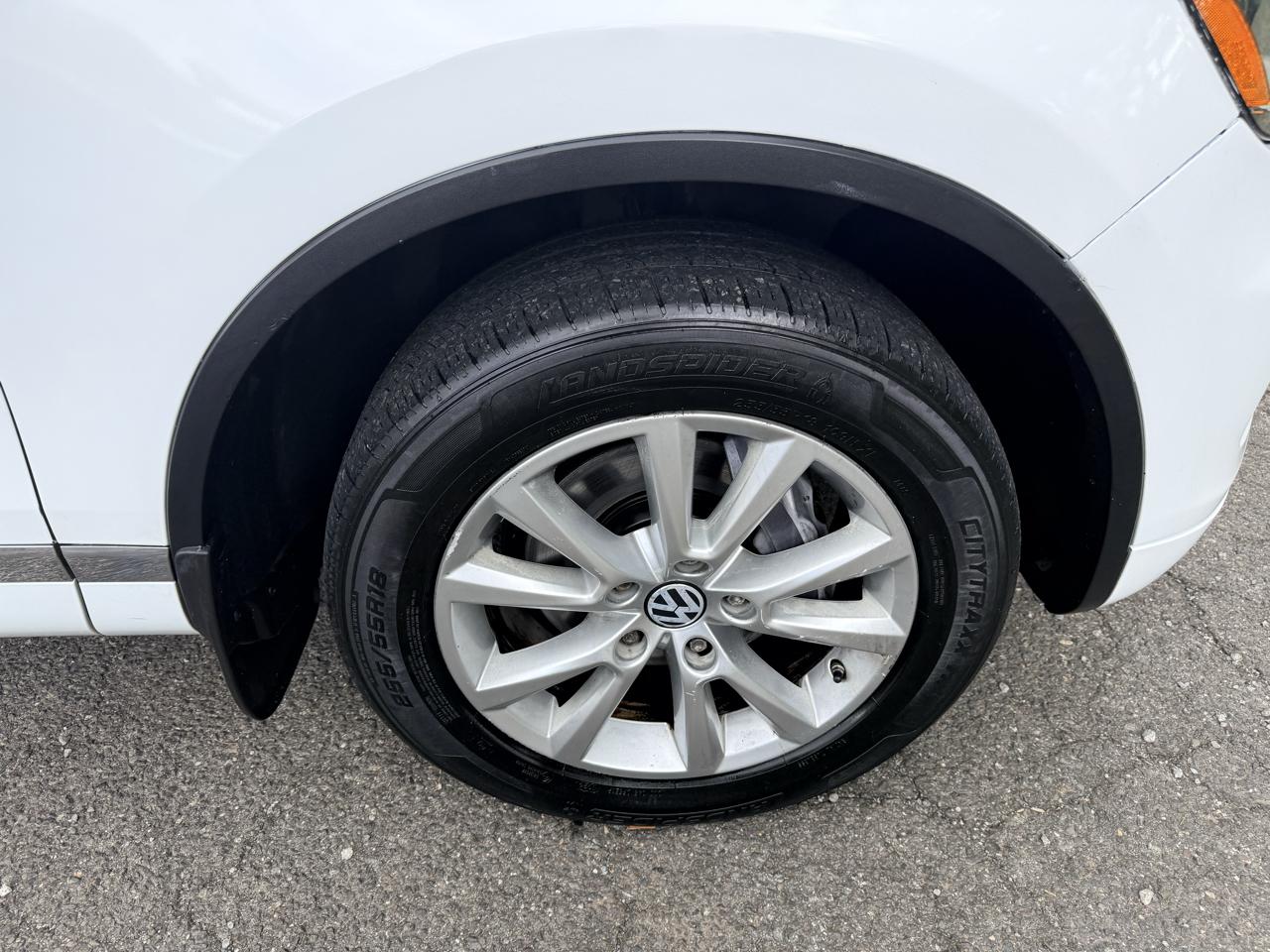 Volkswagen Touareg 4dr 3.6L Sport w/Nav 2014