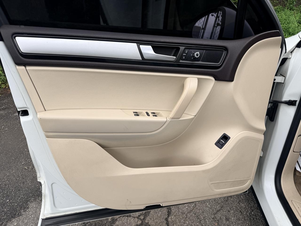 Volkswagen Touareg 4dr 3.6L Sport w/Nav 2014
