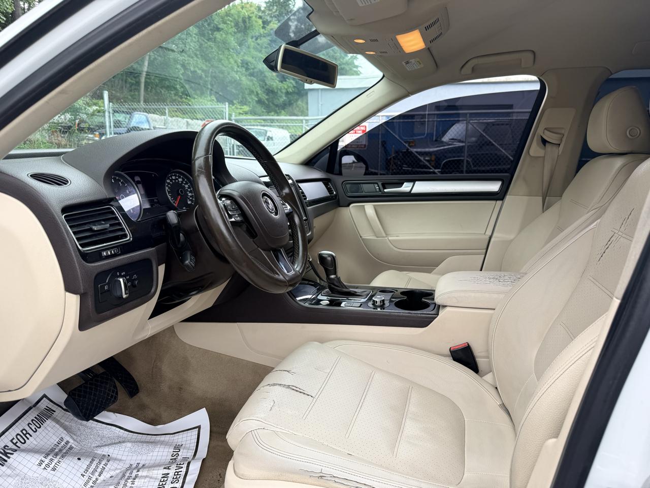 Volkswagen Touareg 4dr 3.6L Sport w/Nav 2014