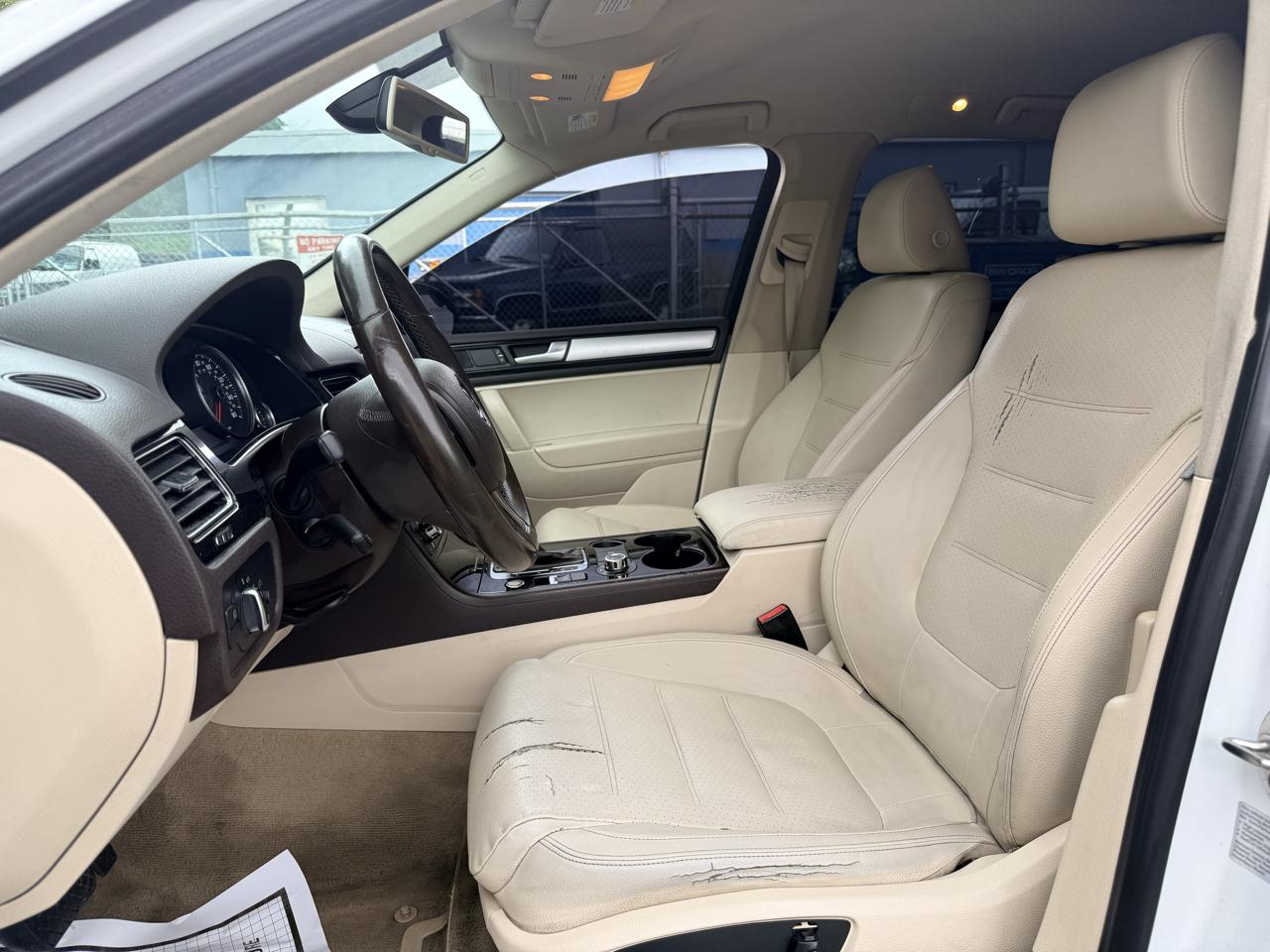 Volkswagen Touareg 4dr 3.6L Sport w/Nav 2014