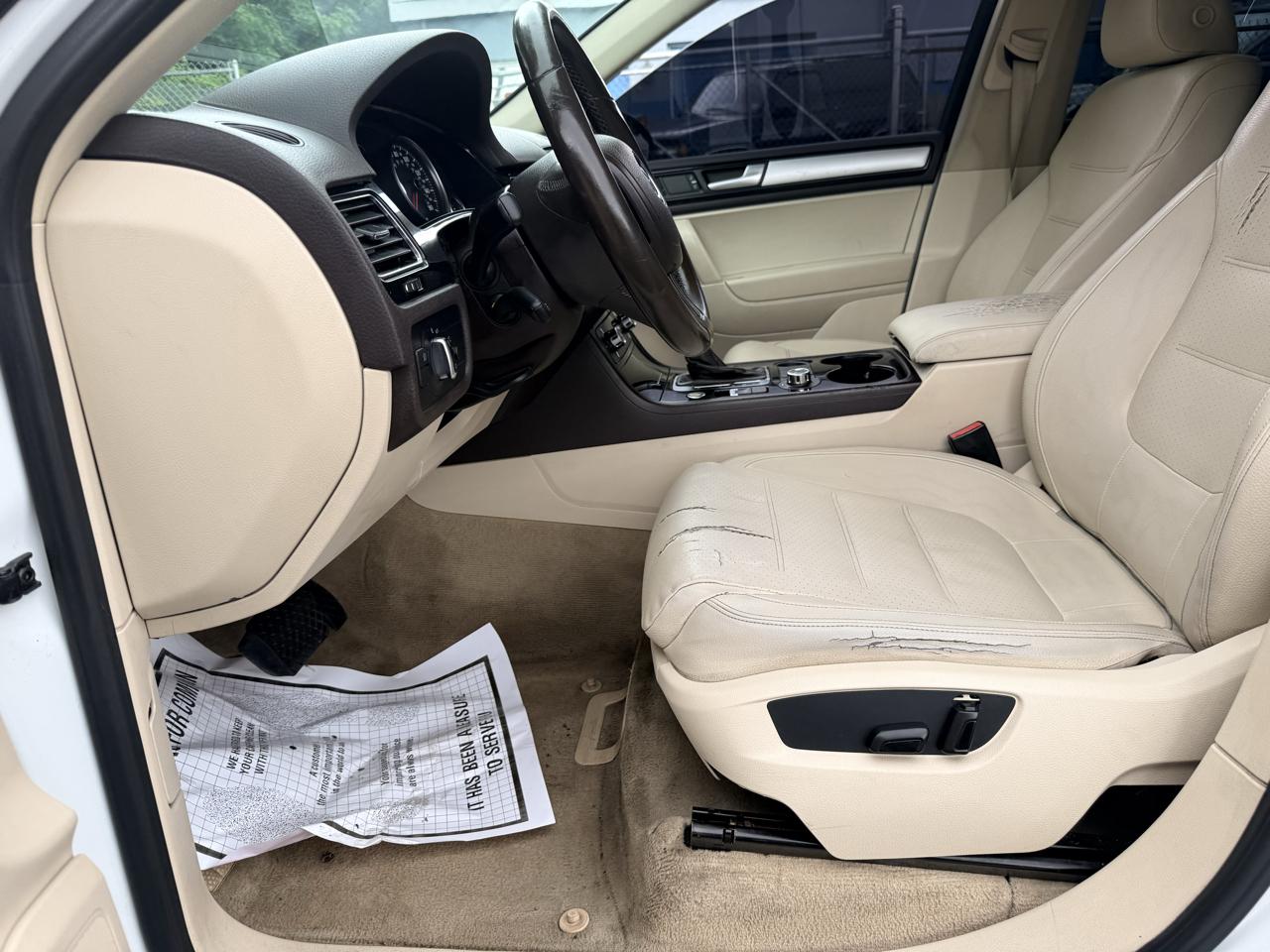 Volkswagen Touareg 4dr 3.6L Sport w/Nav 2014