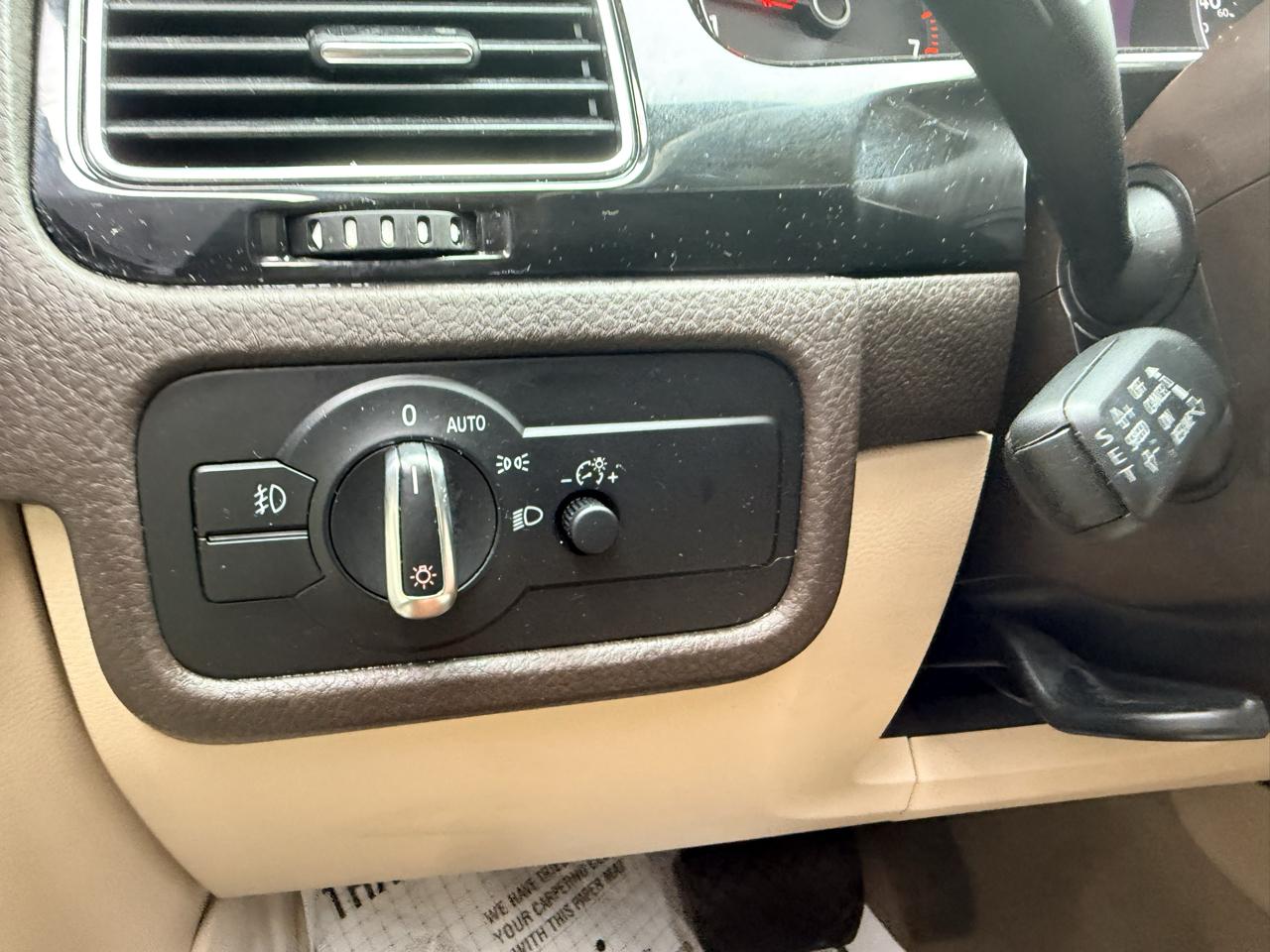 Volkswagen Touareg 4dr 3.6L Sport w/Nav 2014