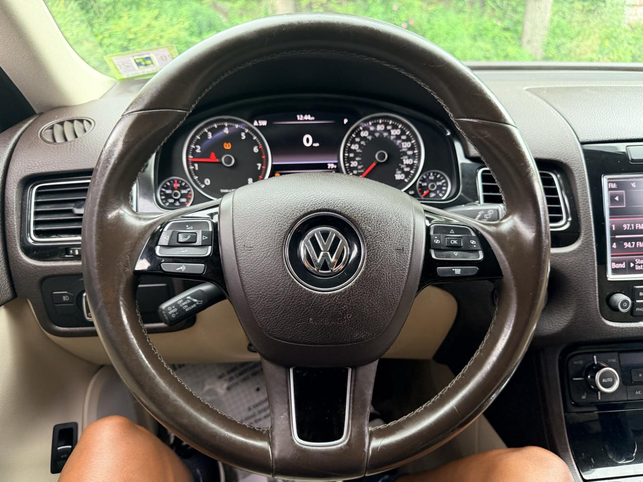 Volkswagen Touareg 4dr 3.6L Sport w/Nav 2014