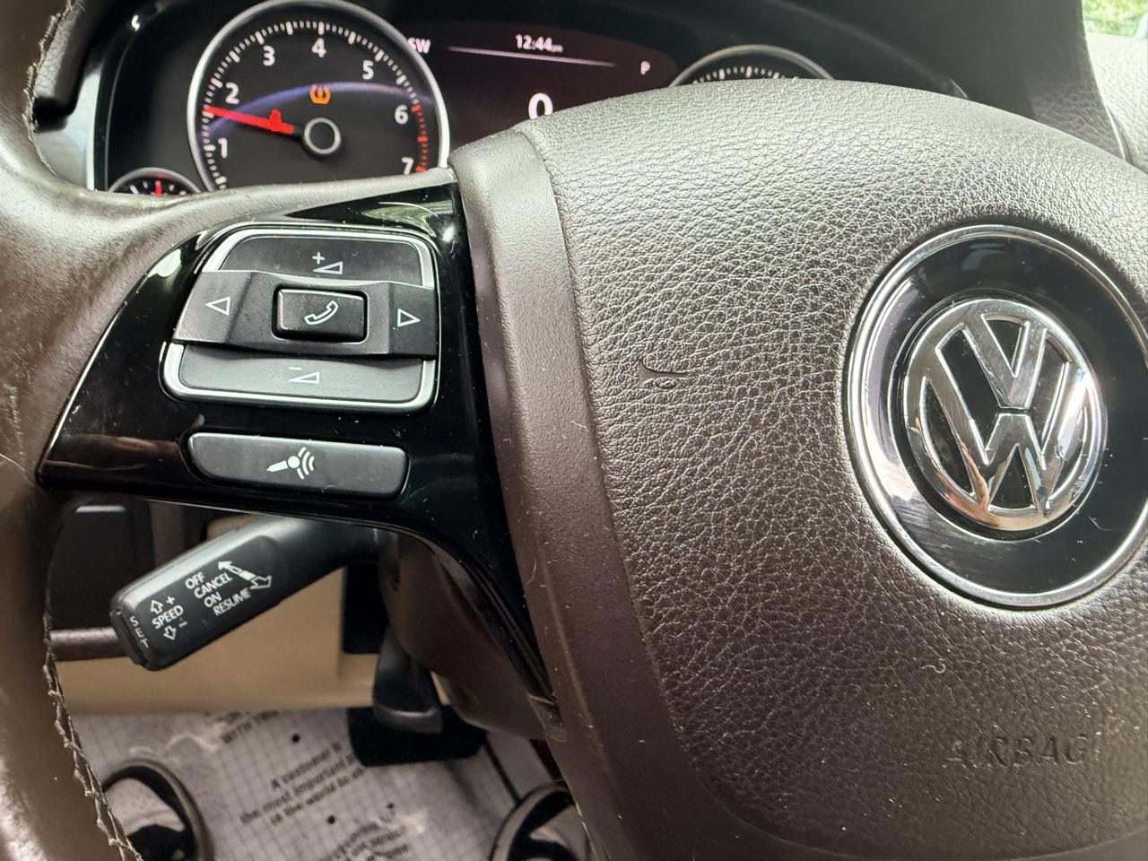 Volkswagen Touareg 4dr 3.6L Sport w/Nav 2014