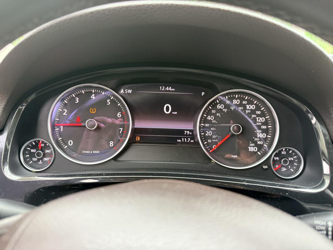 Volkswagen Touareg 4dr 3.6L Sport w/Nav 2014