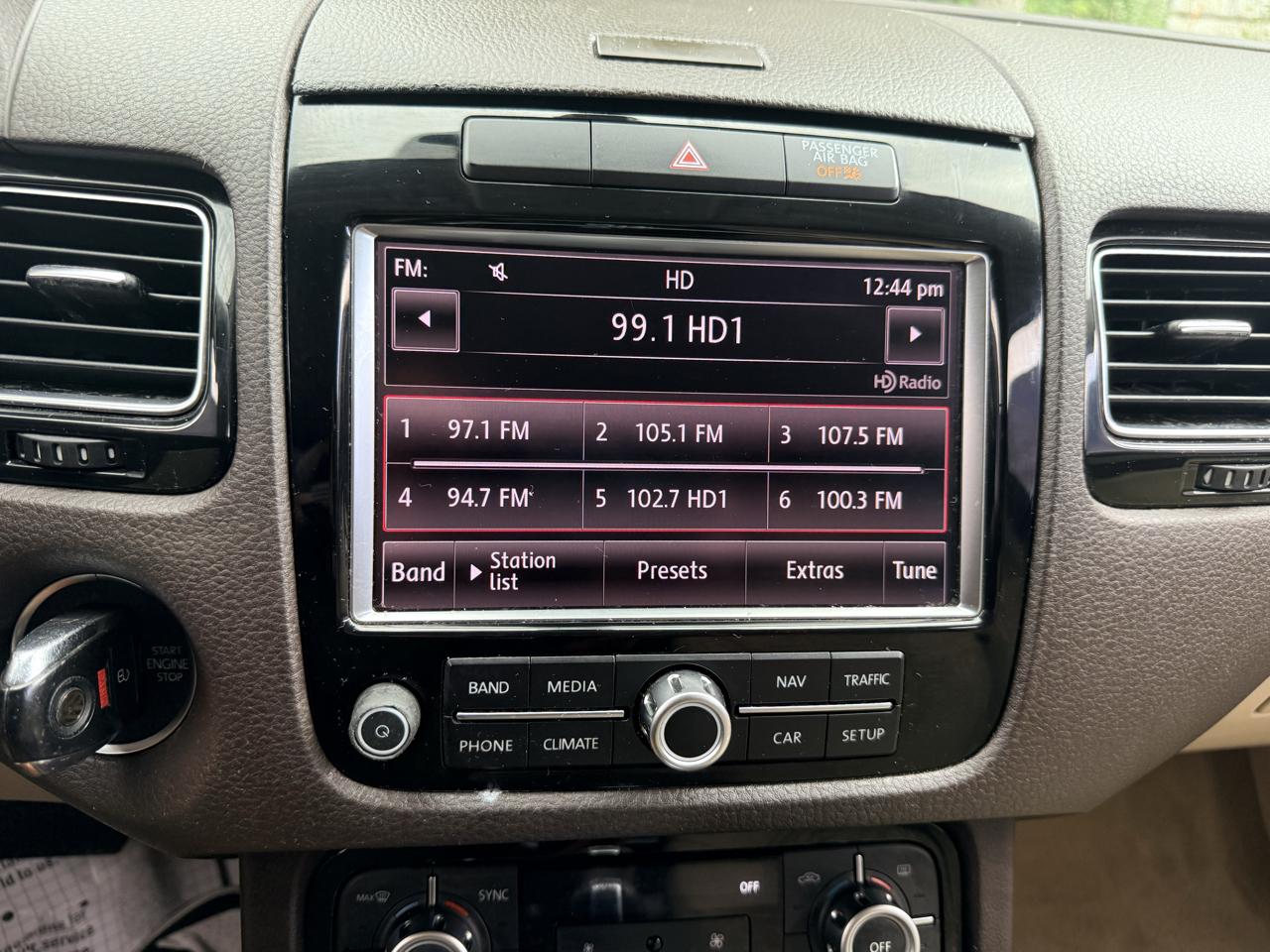 Volkswagen Touareg 4dr 3.6L Sport w/Nav 2014