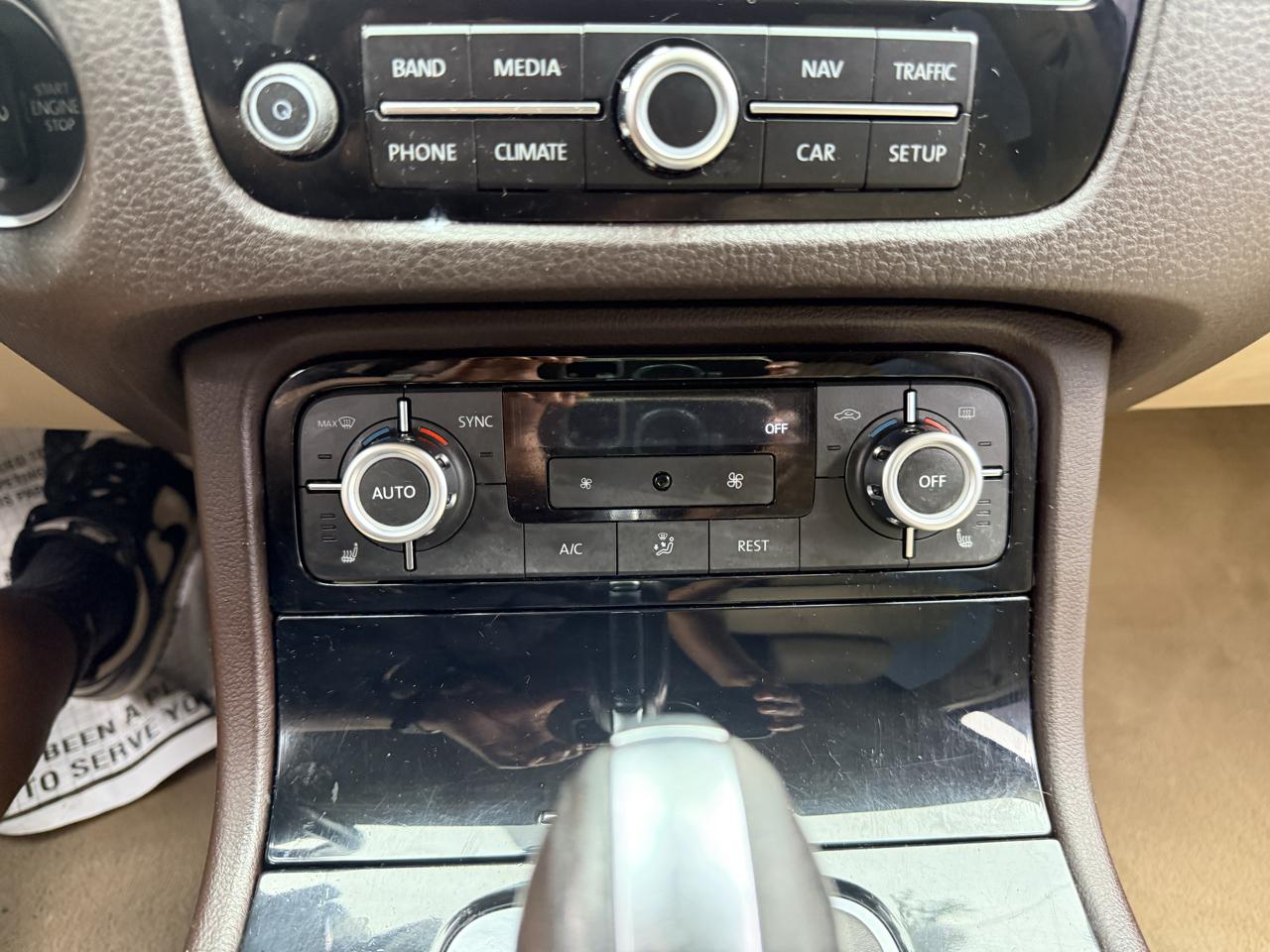 Volkswagen Touareg 4dr 3.6L Sport w/Nav 2014