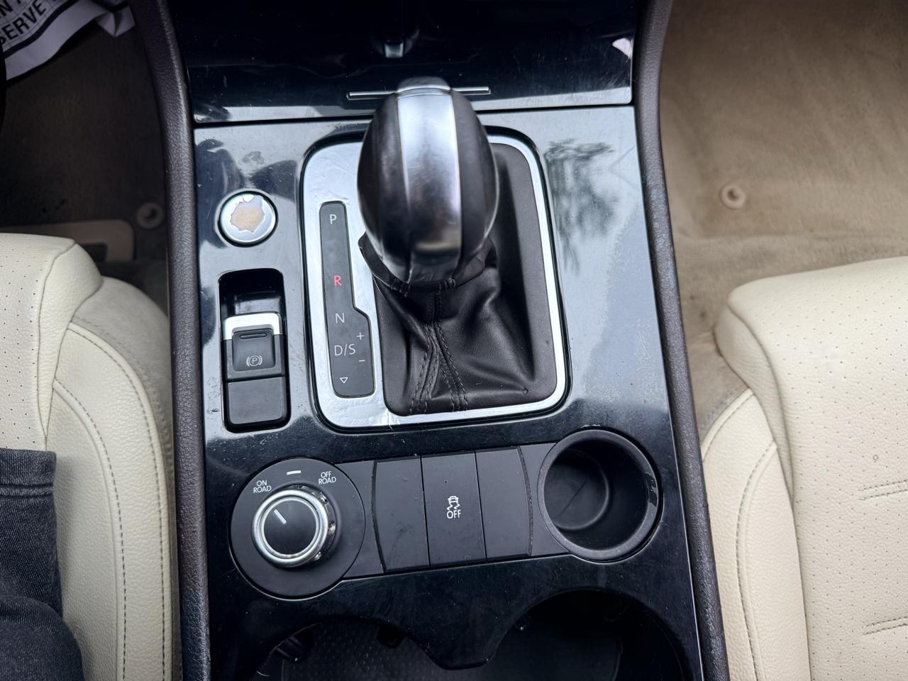 Volkswagen Touareg 4dr 3.6L Sport w/Nav 2014