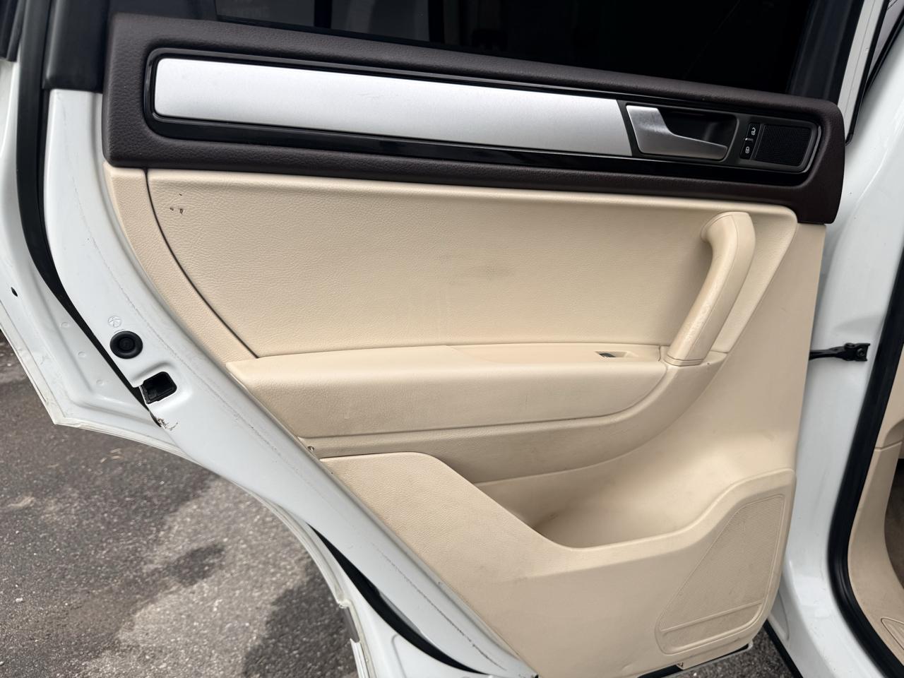 Volkswagen Touareg 4dr 3.6L Sport w/Nav 2014