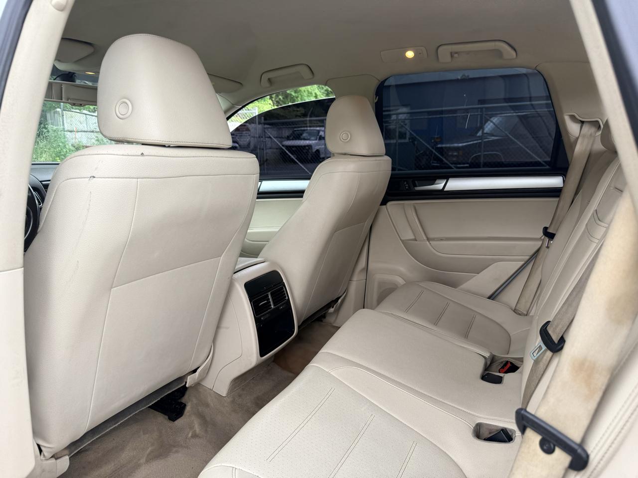 Volkswagen Touareg 4dr 3.6L Sport w/Nav 2014