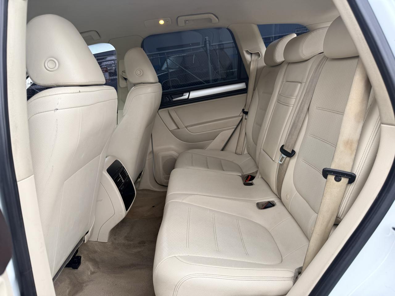 Volkswagen Touareg 4dr 3.6L Sport w/Nav 2014