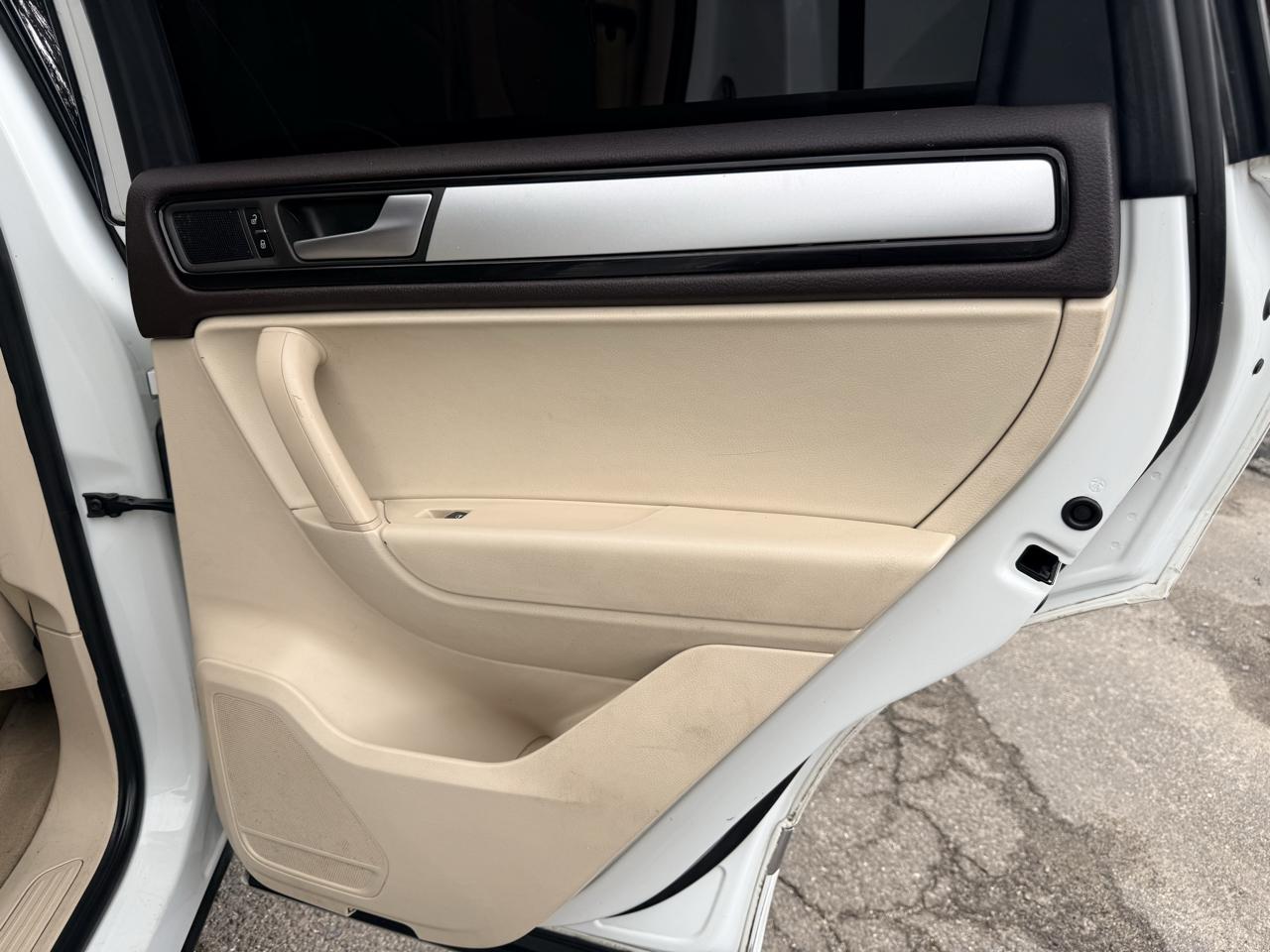 Volkswagen Touareg 4dr 3.6L Sport w/Nav 2014