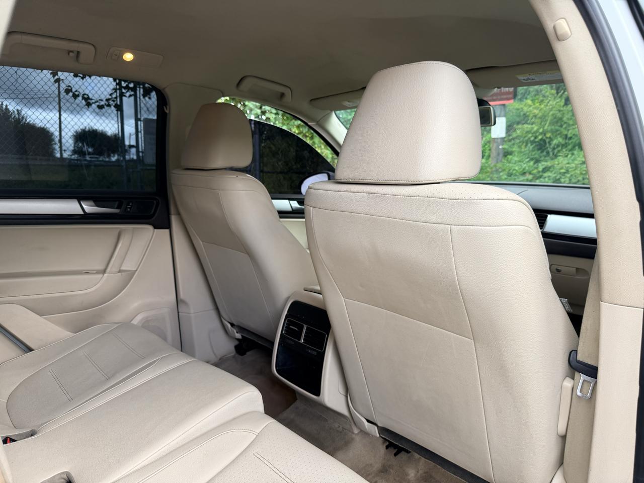 Volkswagen Touareg 4dr 3.6L Sport w/Nav 2014