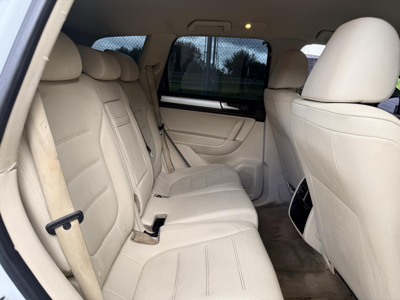 Volkswagen Touareg 4dr 3.6L Sport w/Nav 2014