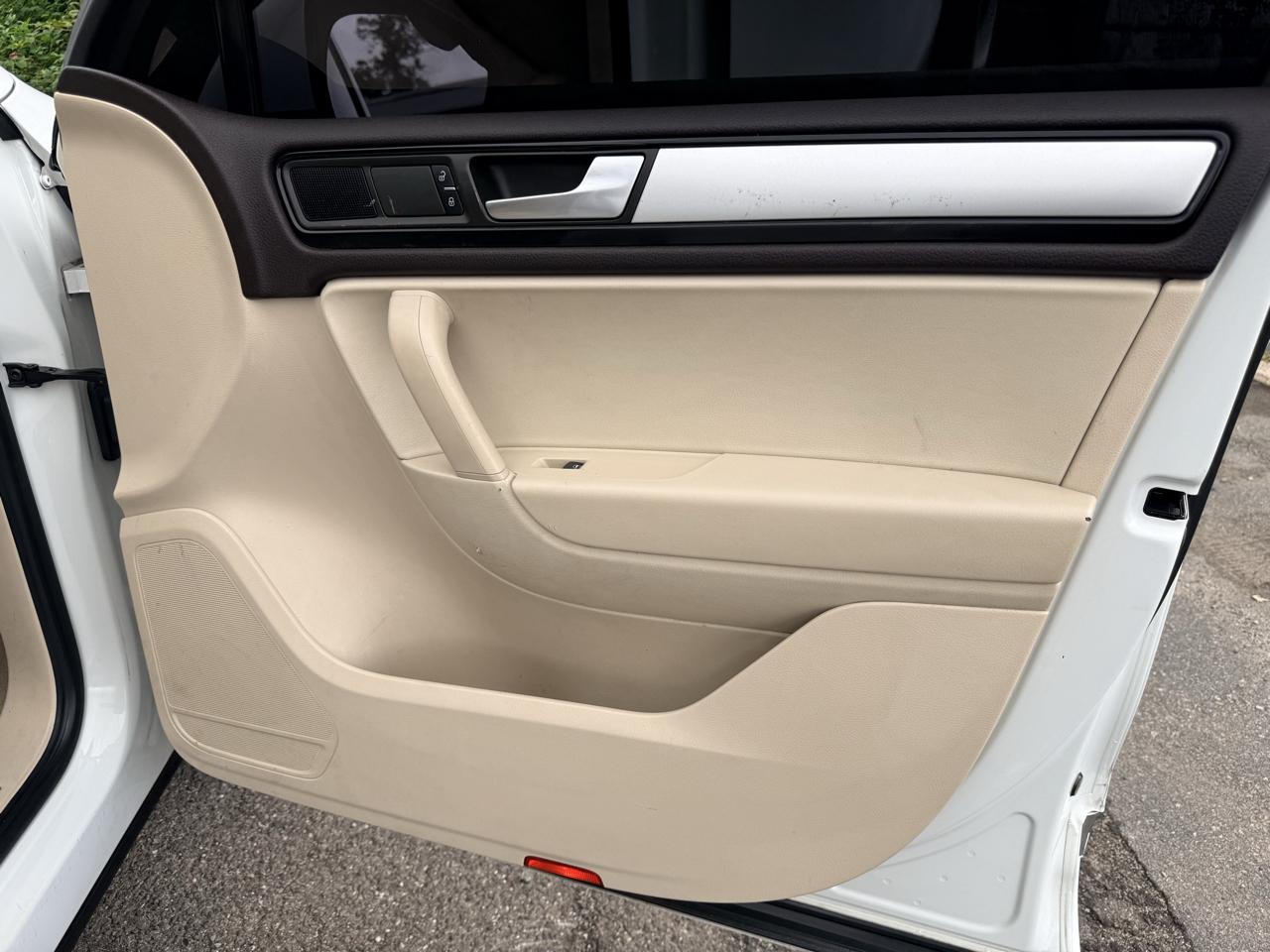 Volkswagen Touareg 4dr 3.6L Sport w/Nav 2014