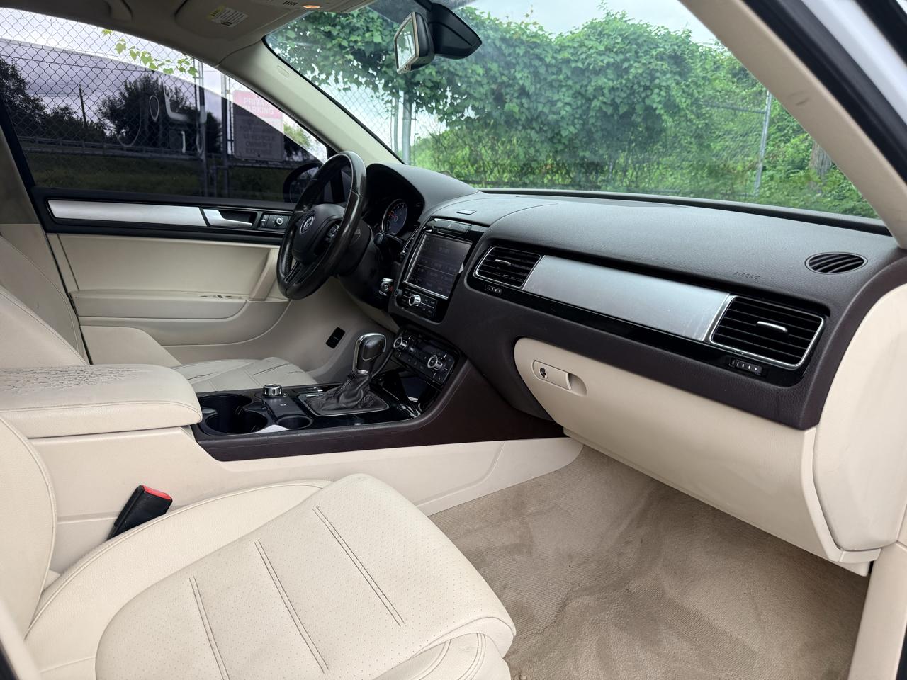 Volkswagen Touareg 4dr 3.6L Sport w/Nav 2014
