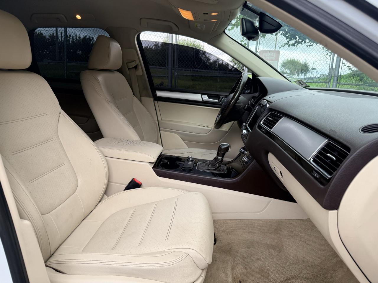 Volkswagen Touareg 4dr 3.6L Sport w/Nav 2014