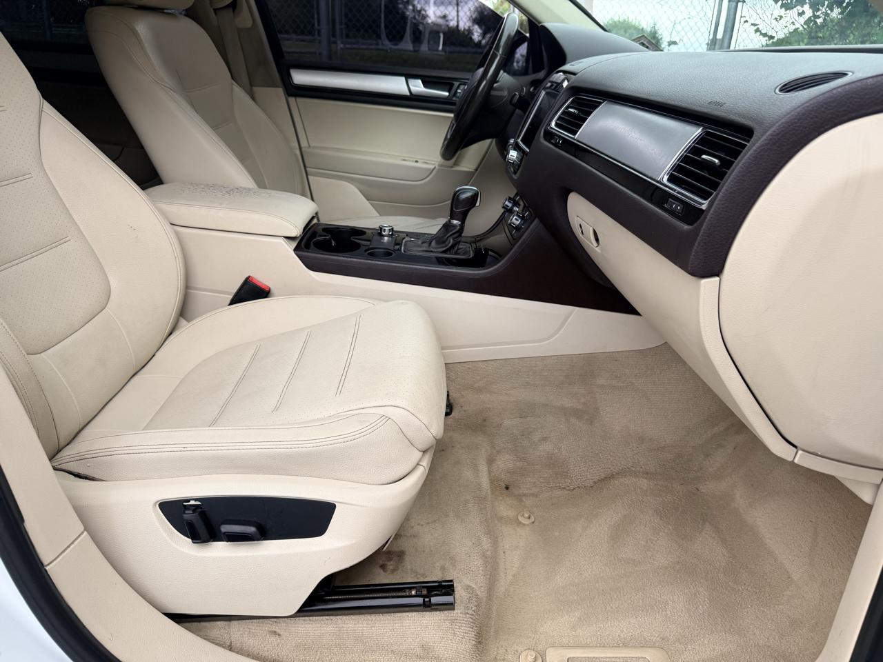 Volkswagen Touareg 4dr 3.6L Sport w/Nav 2014